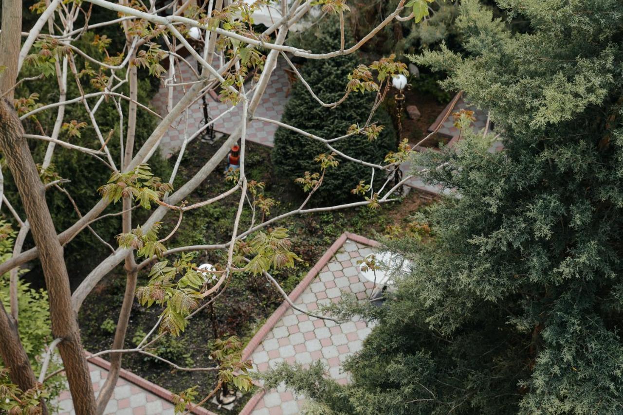 Grand Hotel Bishkek Exterior foto